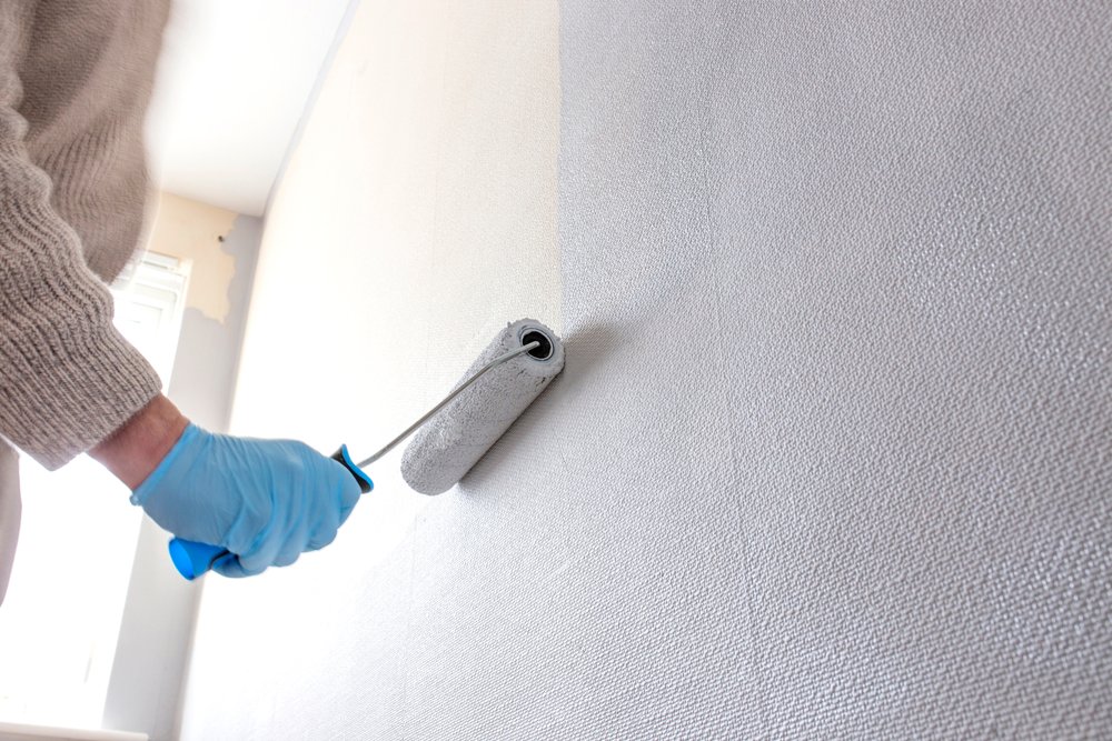 Een muur die grondig is voorbereid voor het behangen, met gladde oppervlakken en een gelijkmatige textuur, klaar voor het aanbrengen van behang.